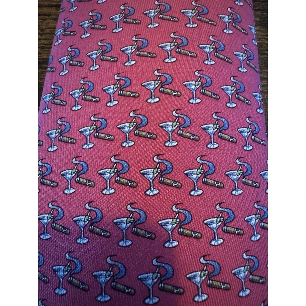 Vineyard Vines Men's Woven 100% Silk Novelty Tie - Pink Martini & Cigar Print